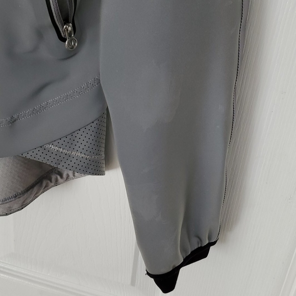Lululemon Run: Reflective Jacket - Picture 3 of 6